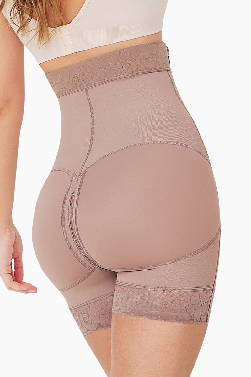 Pure Shape Thong shapewear in black with seamless design and moderate tummy control for a smooth silhouette. Ideal for everyday wear under clothing.
